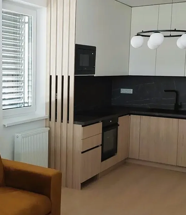 Kuchynská linka s lamelami ,  madla čierny Gola profil , Trenčín