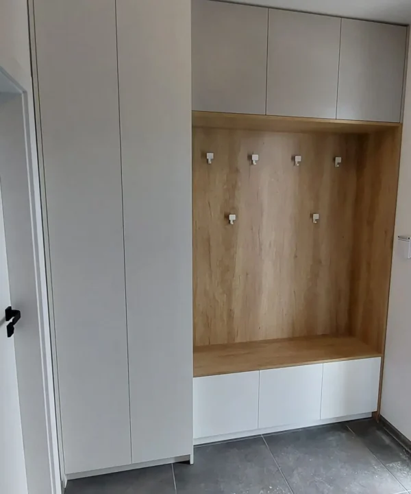 vstavané skrine do chodby amasinterier.sk