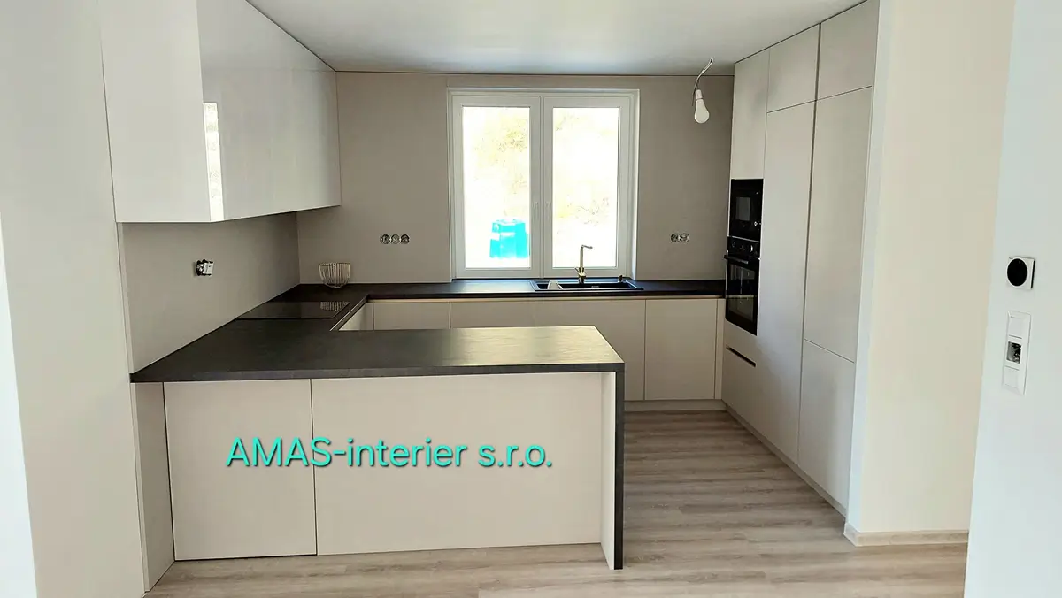 kuchyne do tvaru u s oknom od AMAS INTERIER